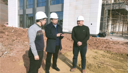 遂寧興業(yè)集團(tuán)黨委副書(shū)記、監(jiān)事會(huì)主席、工會(huì)主席石鎮(zhèn)槐深入遂寧市興學(xué)商務(wù)中心項(xiàng)目、公共衛(wèi)生臨床醫(yī)療中心一期項(xiàng)目進(jìn)行實(shí)地巡查